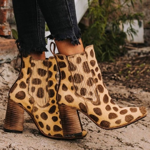 *NWOT FreeBird | Janelle Leopard Print All Leather Heeled Chelsea Booties Size 8 - Picture 1 of 16